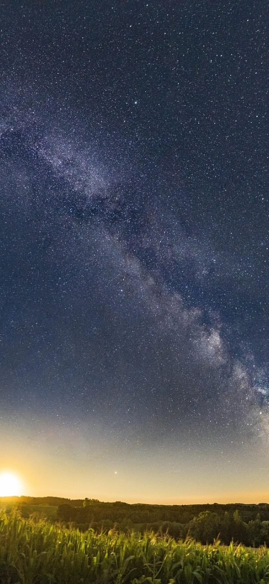 2026年8月 App 天文现象列表界面，英仙座流星雨条目旁标注观测窗口与方位建议，夜空插图铺满上半屏